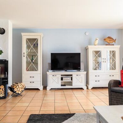 Sonnenschein Wohnzimmer Kamin_Fernseher